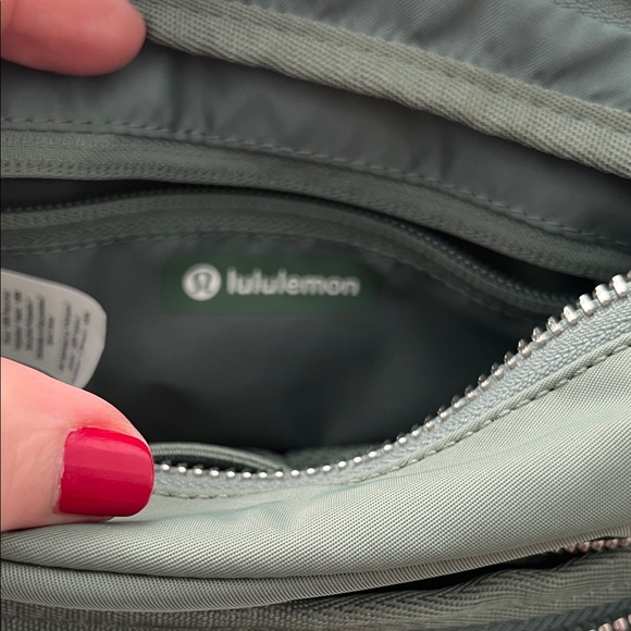 Lululemon 2L everywhere crossbody - Picture 4 of 6